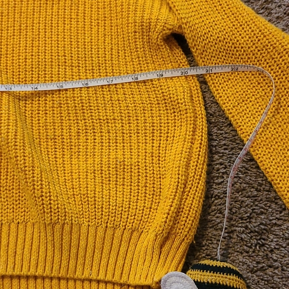 Really pretty cropped sweater - Picture 5 of 5